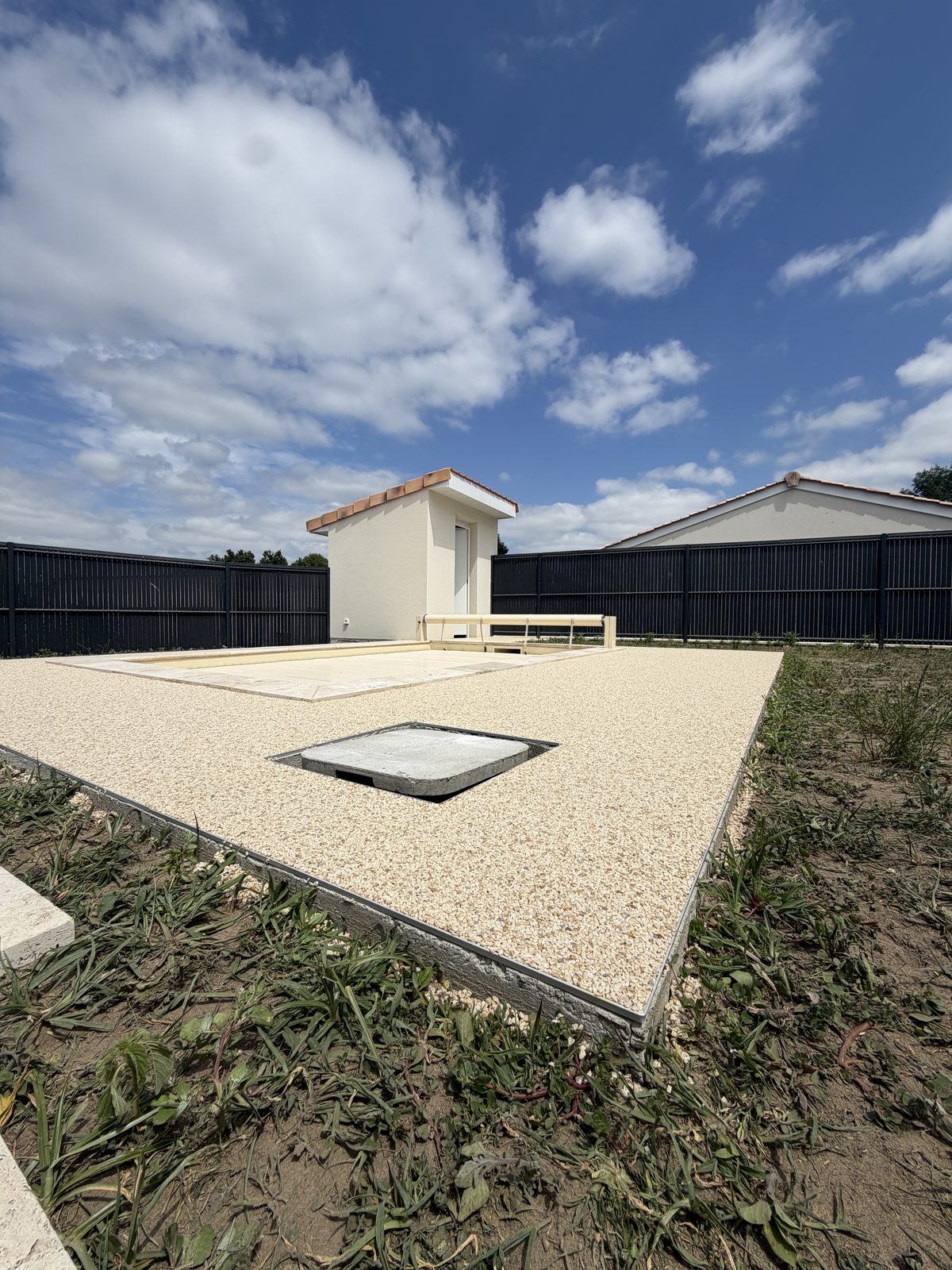 Plage de piscine en moquette de pierre beige réalisée par TERRA RÉSINE en Gironde