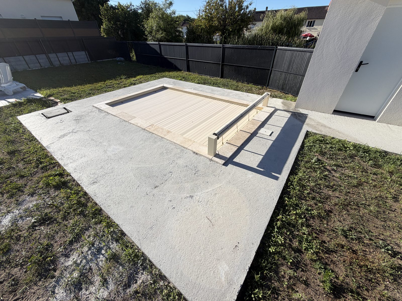 Dalle béton brute autour de la piscine avant la pose de la moquette de pierre